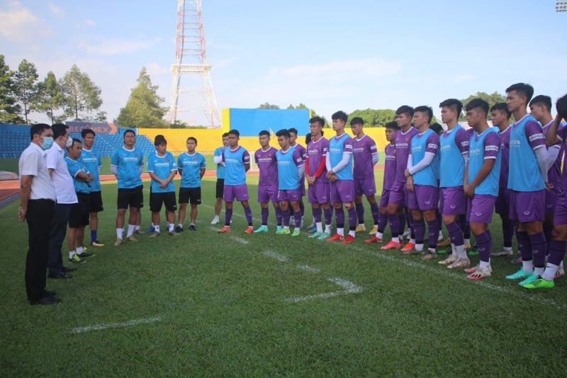 Lãnh đạo VFF và câu lạc bộ Bình Dương đã thăm hỏi, động viên tinh thần U23 Việt Nam trước ngày lên đường tham dự giải U23 Đông Nam Á 2022. Ảnh: VFF