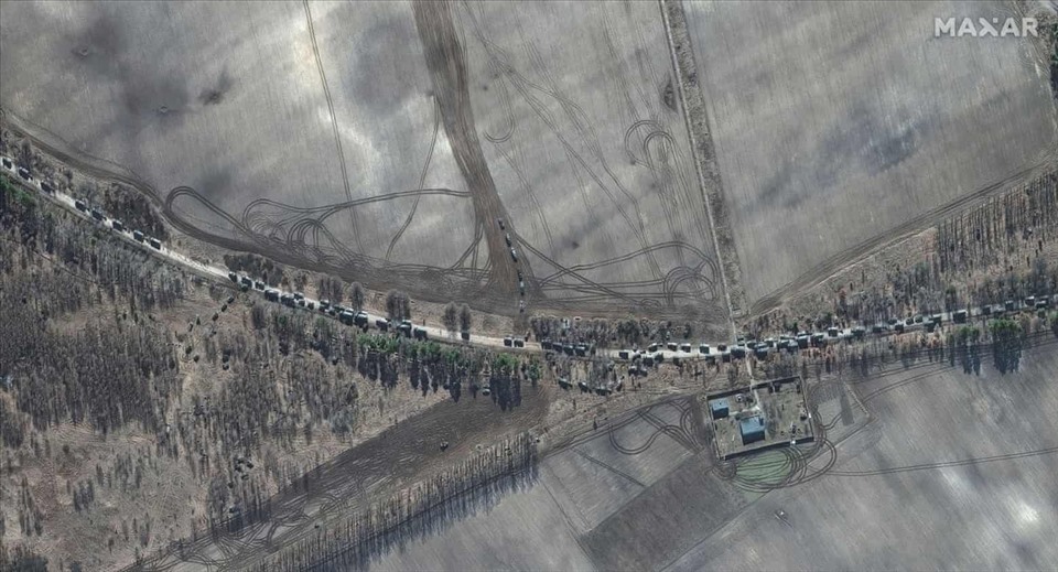 Ảnh vệ tinh cho thấy đầu phía nam của đoàn xe quân sự Nga tại phía đông của sân bay Hostomel đang bị bao vây, ở phía tây bắc của Kiev. Ảnh: Maxar