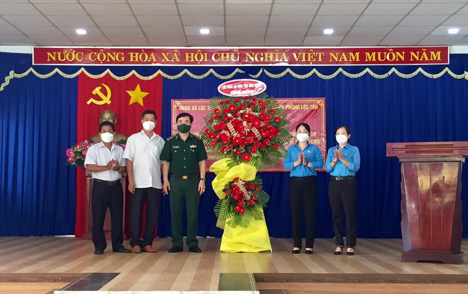 LĐLĐ tỉnh Bình Dương tặng hoa chúc mừng