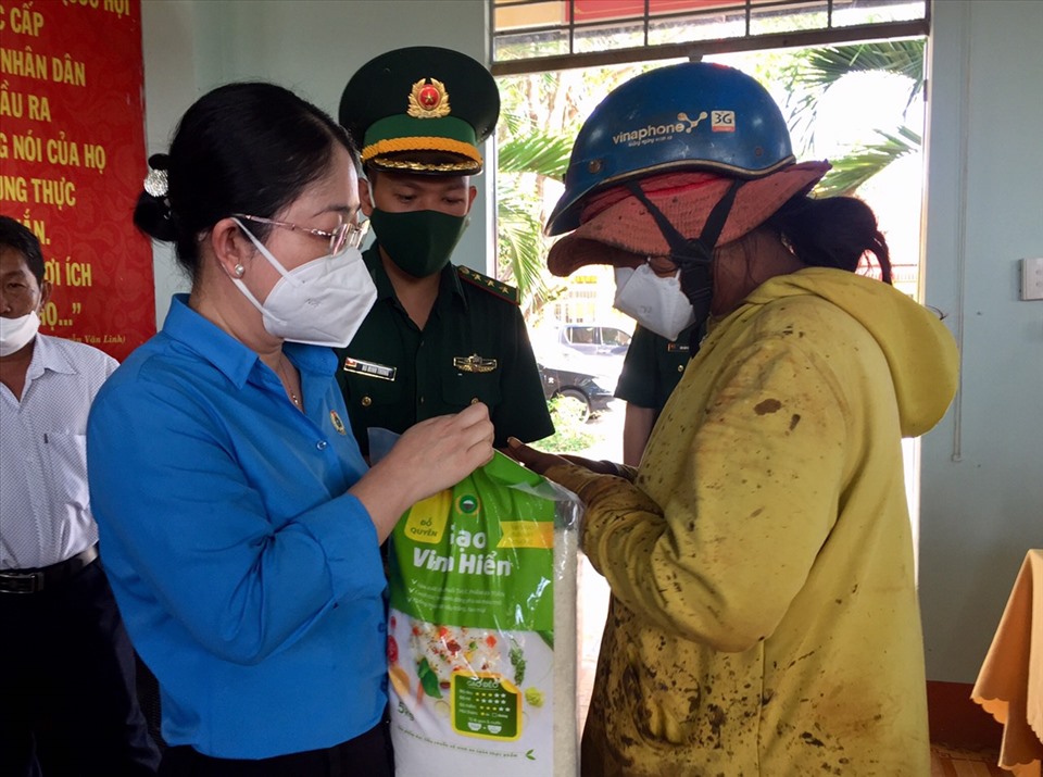 Bà Nguyễn Kim Loan - Chủ tịch LĐLĐ tỉnh Bình Dương trao quà hỗ trợ người dân khó khăn.