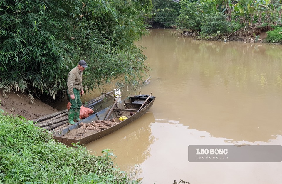 Trước kia, qua suối Nậm Luông chỉ cần lội bộ, nhưng nay người dân phải dùng thuyền mới chở được củ khoai, củ sắn về nhà. Ảnh: A.T