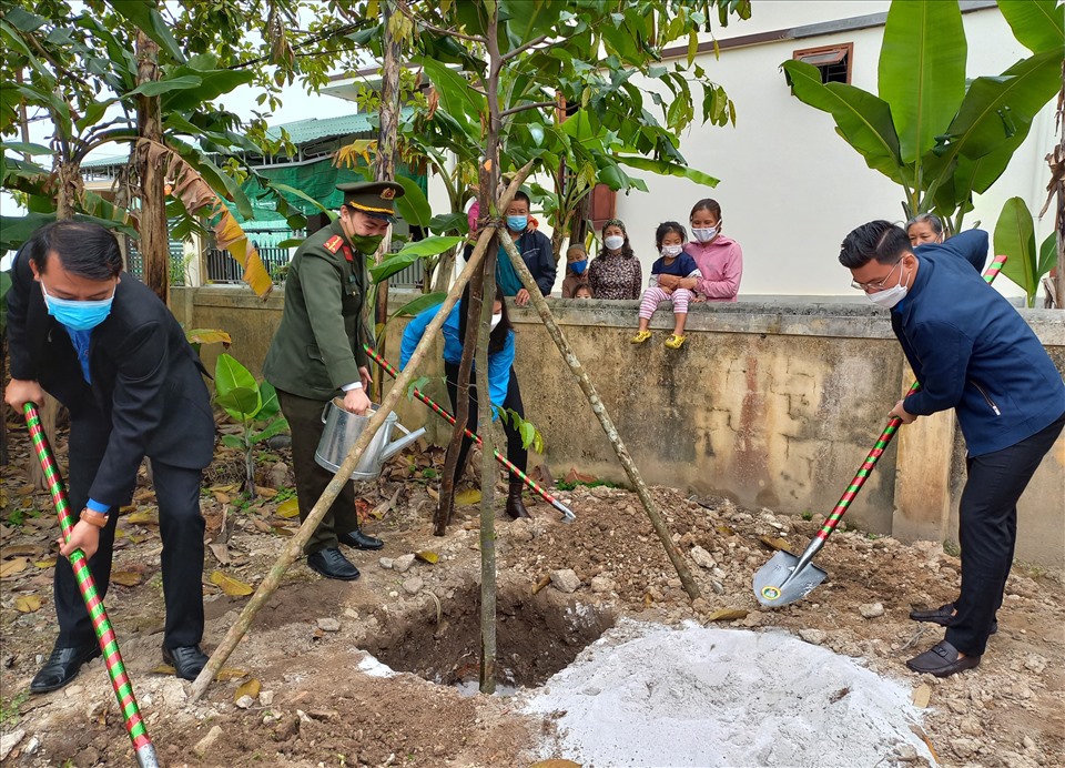 Các đại biểu tham gia trồng cây tại buổi lễ. Ảnh: H.L