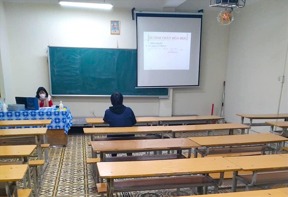 Nhiều lớp học tại Hà Nội hỉ có duy nhất 1 học sinh đến trường học trực tiếp. Ảnh: H.C