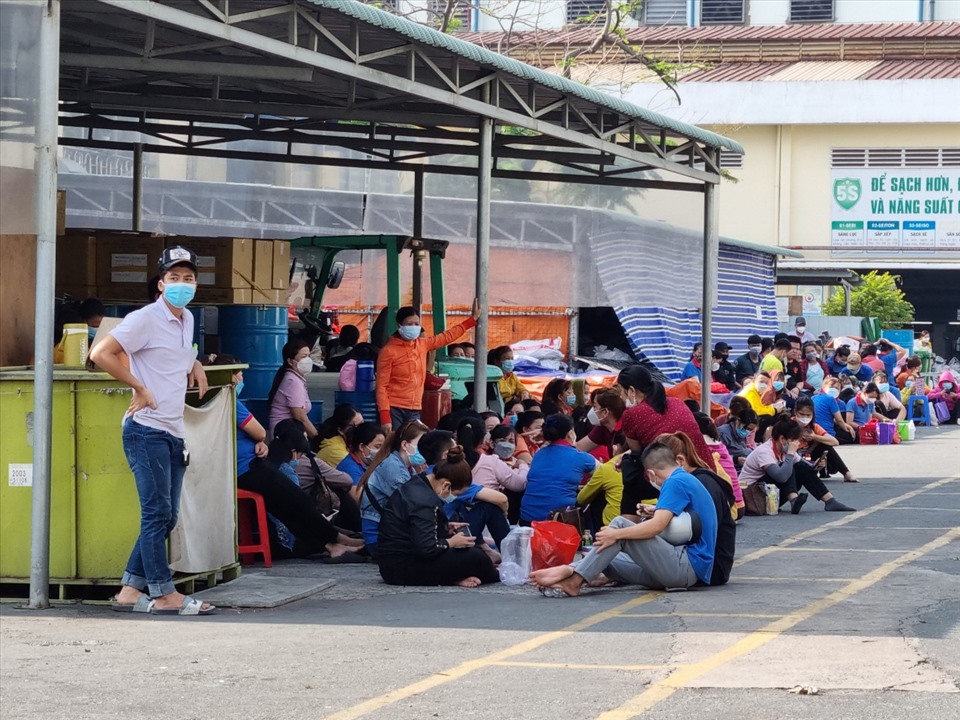 Một cuộc ngừng việc tập thể yêu cầu tăng lương, trong đó có nguyên nhân chưa thực hiện tốt công tác đối thoại. Ảnh: Nam Dương