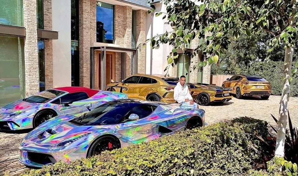 Aubameyang có niềm đam mê tốc độ và sẵn sàng đầu tư mạnh tay vào việc mua siêu xe. Với mức lương 350.000 bảng/tuần tại Arsenal trước đây, anh liên tục bổ sung vào bộ sưu tập của mình. Auba đã có 4chiếc Lamborghini - 2 chiếc Urus 4x4, 1chiếc Aventador và chiếc Huracan Spyder anh rất yêu quý - và chiếc LaFerrari tuyệt đẹp. Ảnh: Instagram