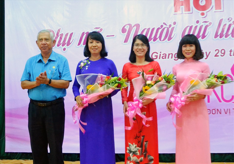Chủ tịch LĐLĐ tỉnh An Giang Nguyễn Thiện Phú tặng hoa cho nữ đoàn viên trong sự kiện kỷ niệm Ngày Quốc tế phụ nữ. Ảnh: LT