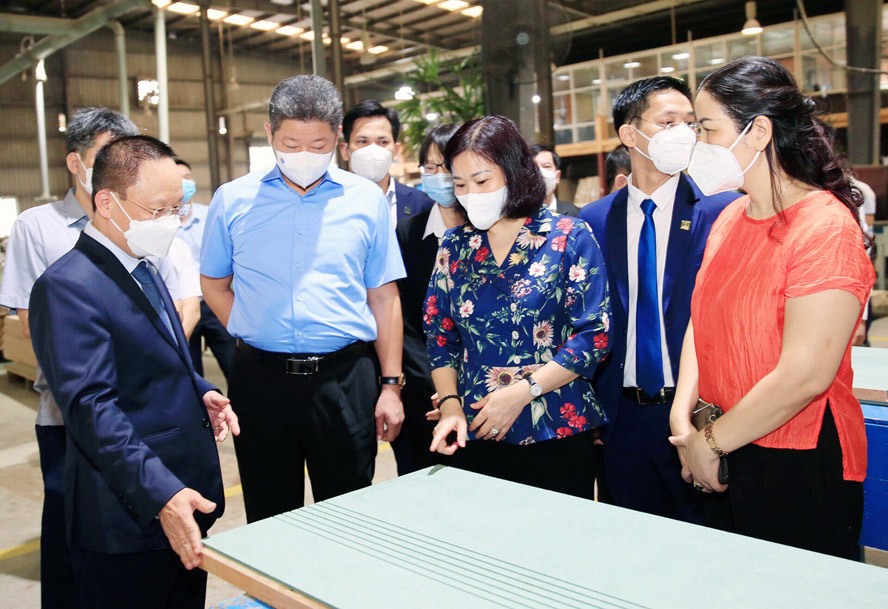Phó Bí thư Thường trực Thành ủy Nguyễn Thị Tuyến thăm, động viên sản xuất và kiểm tra công tác phòng, chống dịch COVID-19 tại một công ty trên địa bàn.