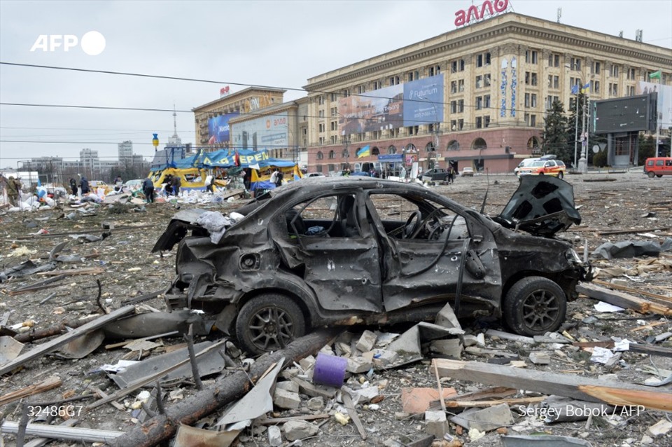 Quang cảnh quảng trường bên ngoài tòa thị chính Kharkiv, miền đông Ukraina ngày 1.3 sau cuộc pháo kích của quân đội Nga. Ảnh: AFP