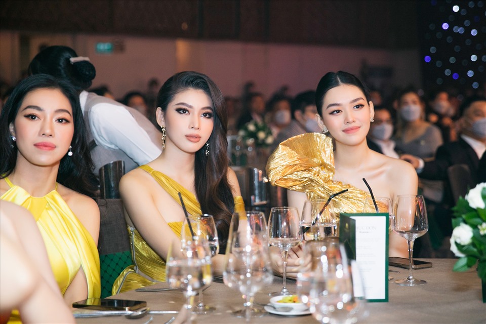 Trong khi Á hậu Tường San, Á hậu Ngọc Thảo, Á hậu Lona và “bà trùm Hoa hậu” Phạm Kim Dung đều chọn trang phục có sắc vàng hoặc ánh kim.