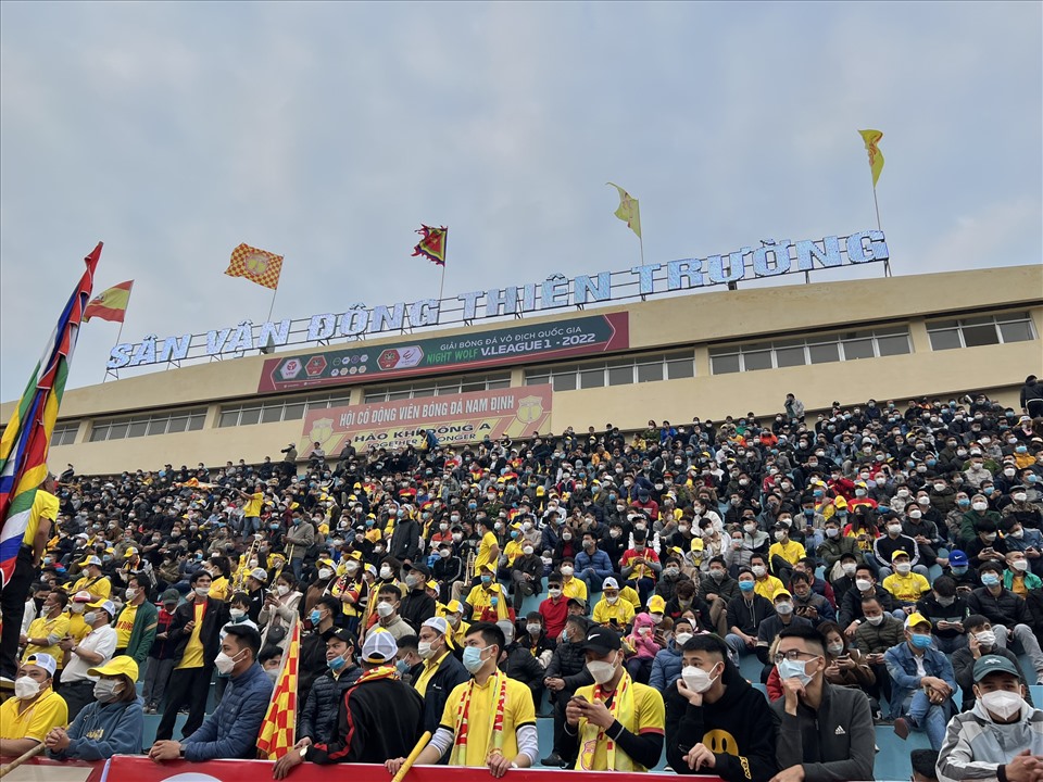 Sân Thiên Trường và Lạch Tray là 2 trong số ít các sận vận động bùng nổ tại V.League 2022. Ảnh: Minh Hiếu