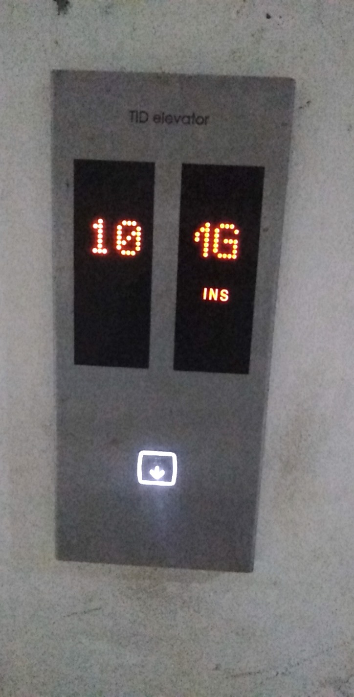 Hiện cả 2 thang máy của toà nhà CT1A đang dừng hoạt động. Ảnh: NVCC