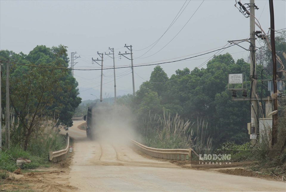 Ông Nguyễn Huy Tiến (lái xe đi qua đường này) chia sẻ: “Đường này đi sang Tuyên Quang gần hơn đi Quốc lộ 70 rẽ vào Cát Lem, nhưng mấy năm nay đường xấu quá”.