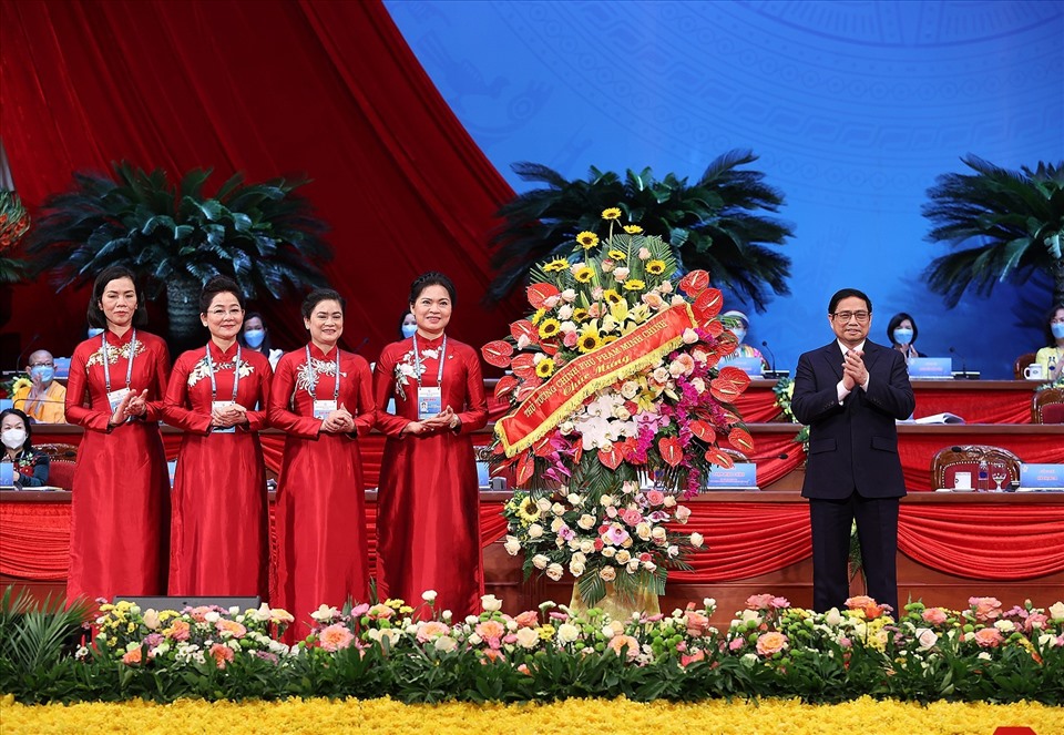 Thủ tướng Phạm Minh Chính thay mặt lãnh đạo Đảng, Nhà nước tặng hoa chúc mừng Đại hội.