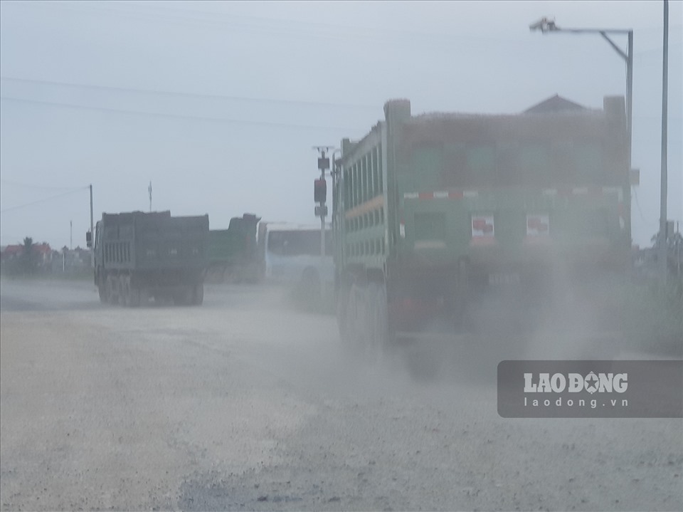 Những đoàn xe tải chở vật liệu ngày đêm cày nát tuyến đường trục xã Ninh Vân. Ảnh: NT