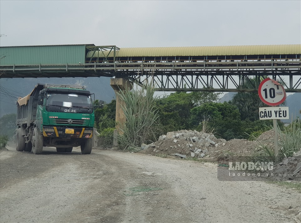 Cây cầu Dưỡng nằm trên trục đường dẫn vào các mỏ đá ở xã Ninh Vân có tải trọng giới hạn 10 tấn nhưng mỗi ngày có hàng trăm lượt xe tải trọng lớn qua lại. Ảnh: NT