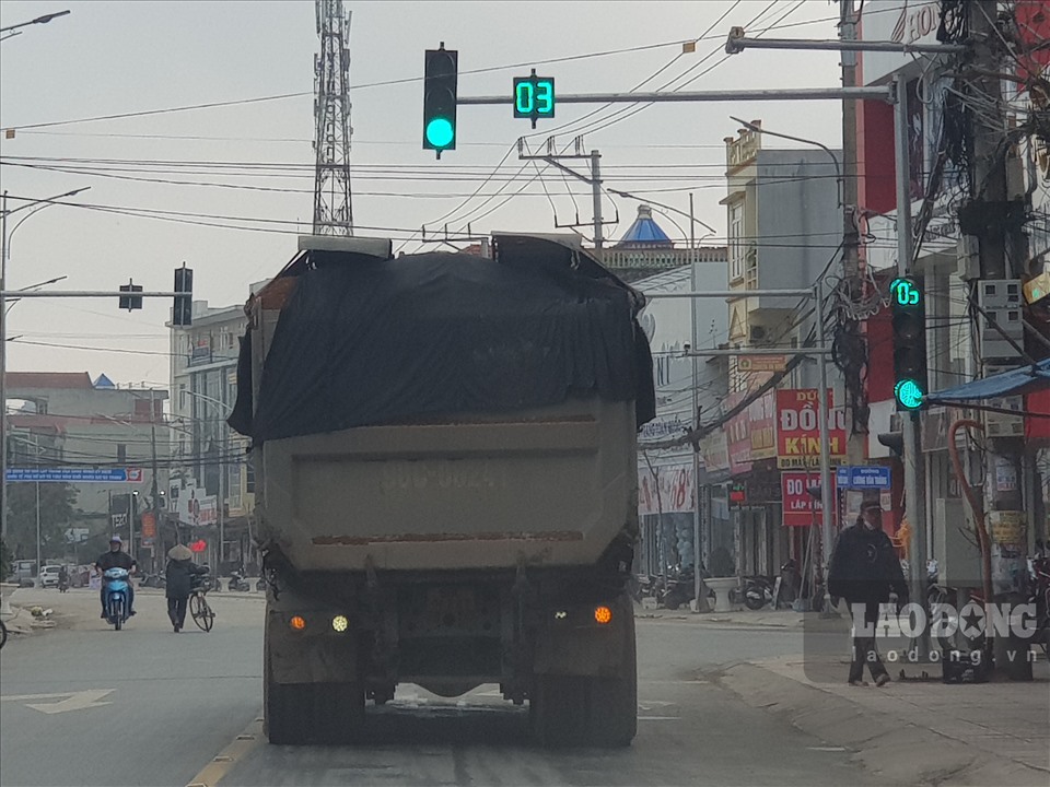 Ngay tại trung tâm thị trấn Nho Quan, (huyện Nho Quan, Ninh Bình) những chiếc xe tải trọng lớn như thế này vẫn ngang nhiên chạy trên đường. Ảnh: NT