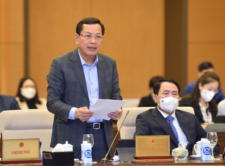 Phó Chánh án Tòa án nhân dân tối cao Nguyễn Văn Du trình bày tờ trình.