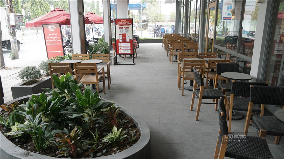 Nhiều quán cà phê trên tuyến đường cũng trở nên vắng khách.