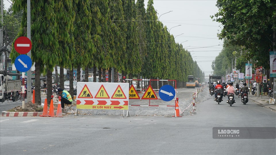 Theo ghi nhận của phóng viên 10h30 ngày 10.3, tuyến đường Nguyễn Văn Cừ giao với Nguyễn Văn Linh vẫn đang được các nhân công thi công nâng cấp, cải tạo đường.