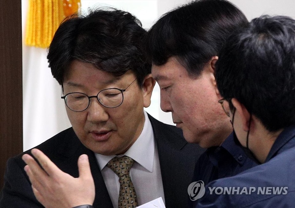 Ông Kweon Seong-dong (trái) nói chuyện với ông Yoon Suk-yeol tại trụ sở PPP ở Seoul tháng 10.2021. Ảnh chụp màn hình Yonhap