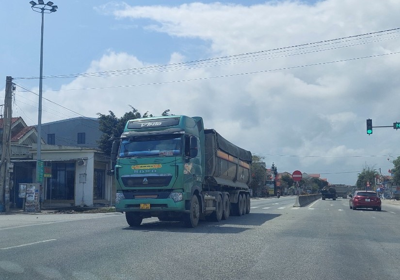 Xe ô tô tải lưu hành trên quốc lộ 1A vào sáng 10.3 đi qua huyện Quỳnh Lưu có dấu hiệu chở quá tải. Ảnh: QĐ