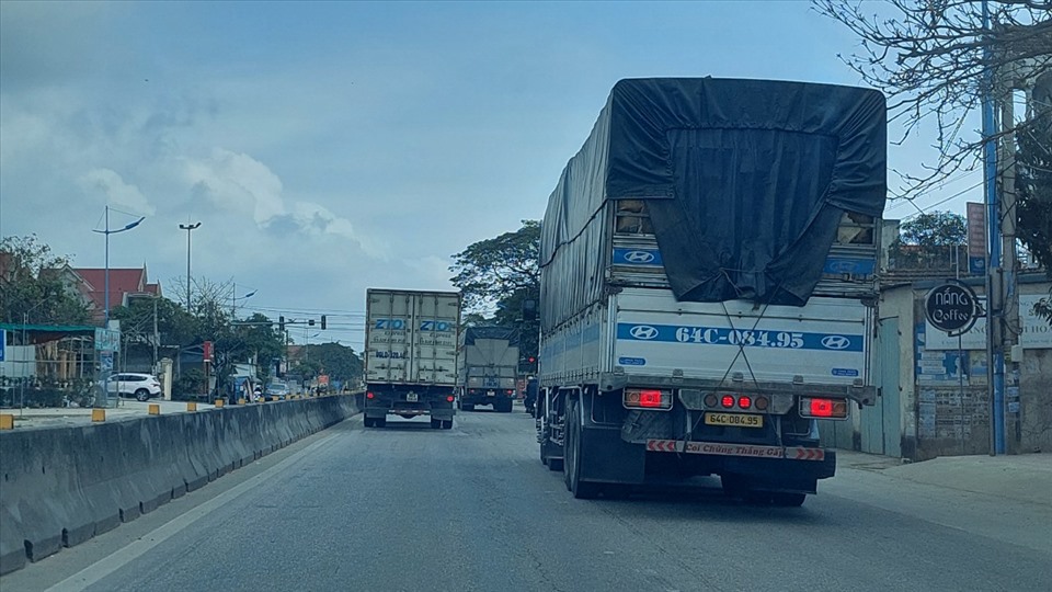Xe ô tô tải lưu hành trên quốc lộ 1A vào sáng 10.3 đi qua xã Quỳnh Văn huyện Quỳnh Lưu có dấu hiệu chở quá tải. Ảnh: QĐ