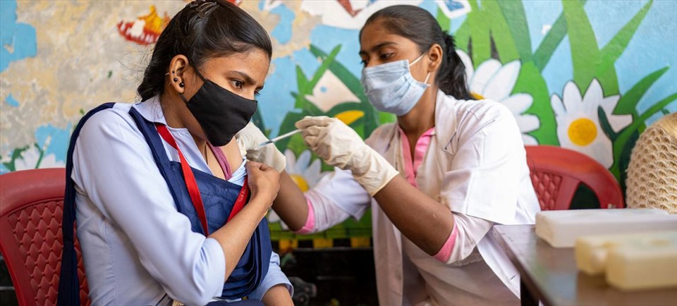 Tiêm vaccine cho lứa tuổi từ 15-18 ở Rajasthan, Ấn Độ. Ảnh: UNICEF