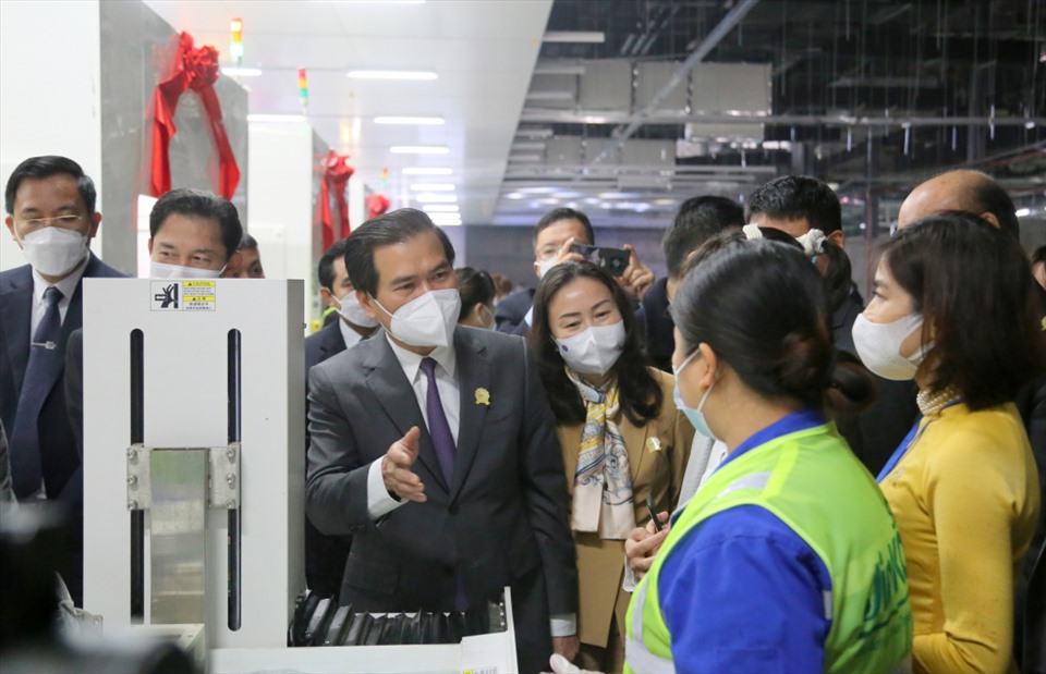 Lãnh đạo tỉnh Quảng Ninh trò chuyện với công nhân Công ty TNHH Công nghiệp Jinko Solar Việt Nam trong lễ ra mắt sản phẩm đầu tiên của Dự án công nghệ tấm silic. Ảnh: Minh Hà