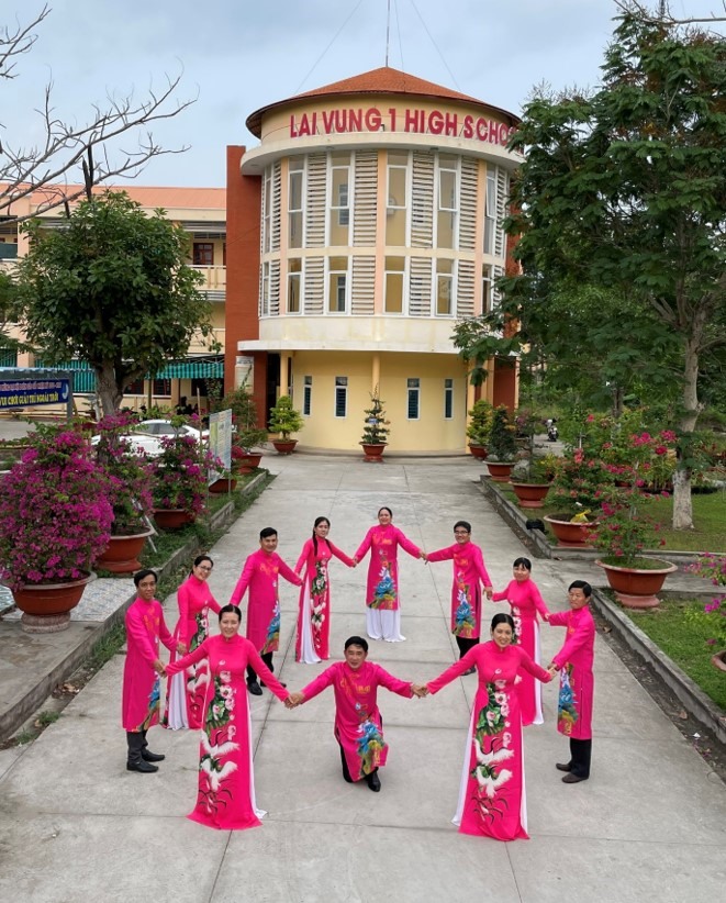 Nam đoàn viên CĐCS Trường THPT Lai Vung 1 cũng hưởng ứng sự kiện “Tuần lễ Áo dài”.