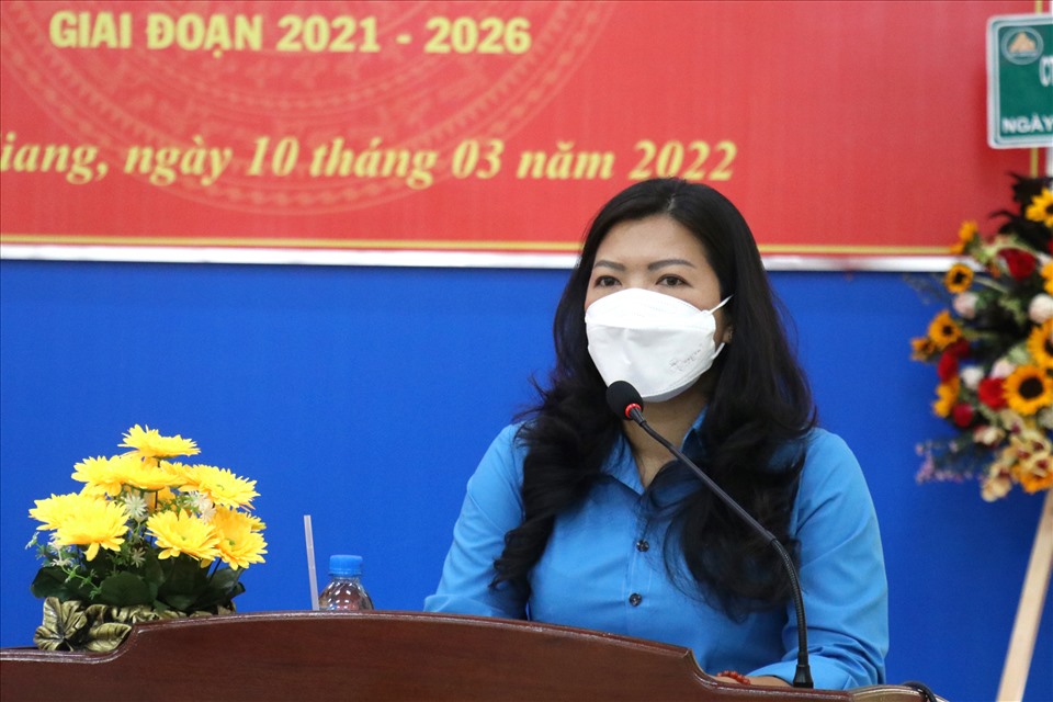 Phó Chủ tịch Thường trực LĐLĐ tỉnh Kiên Giang Nguyễn Thị Hoàn Xuân phát biểu tại buổi lễ ký kết. Ảnh: LĐ