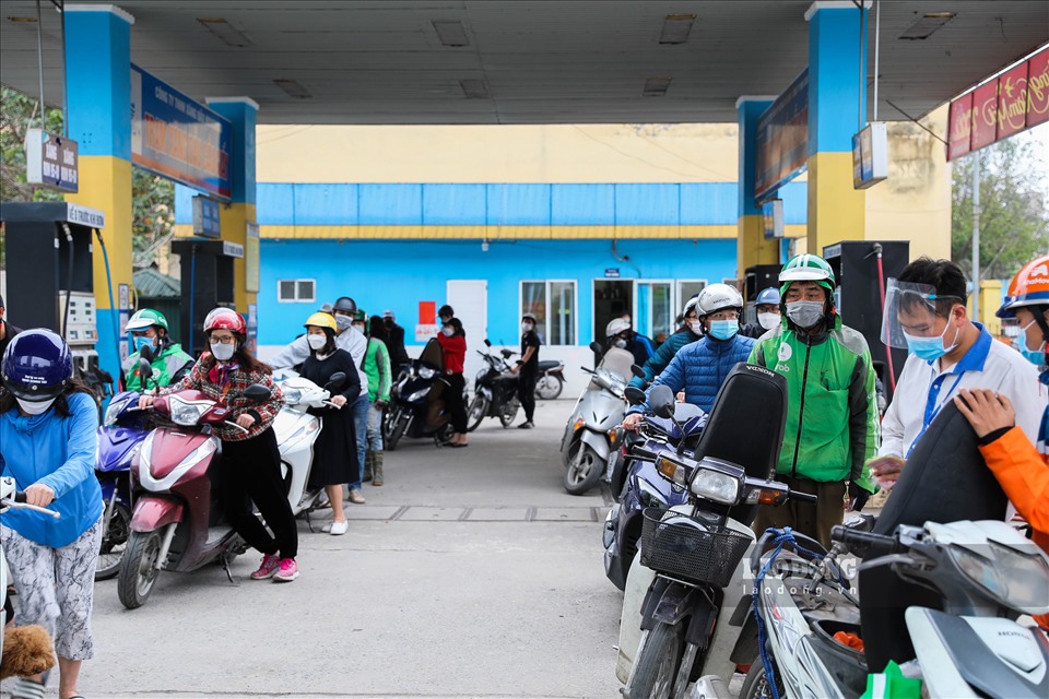 Ghi nhận của PV Lao Động tại một số cây xăng trên địa bàn TP Hà Nội, lượng người đổ xăng rất đông.