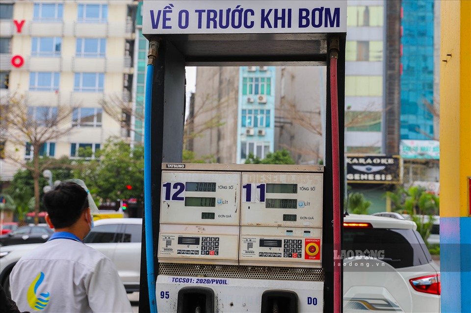 Trao đổi với Lao Động, lãnh đạo một doanh nghiệp xăng dầu ở Hà Nội tính toán tại kỳ điều chỉnh ngày mai (11.3), giá xăng dầu có thể tăng mạnh ở mức từ 3.800 đến 4.800 đồng/lít, tùy loại.