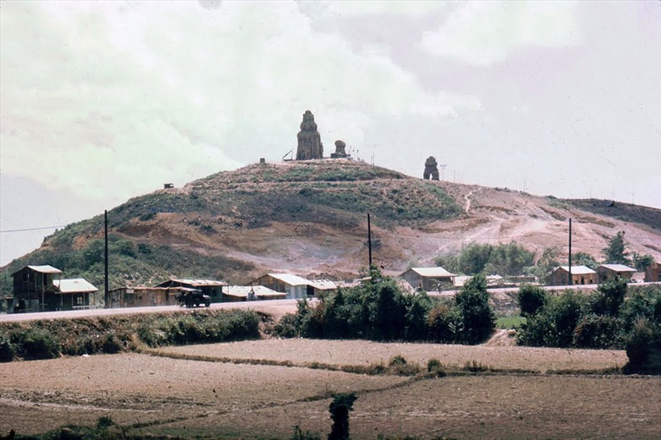 Cụm tháp nằm trên một ngọn đồi cao qua tư liệu ảnh của Grant McRorie năm 1969.