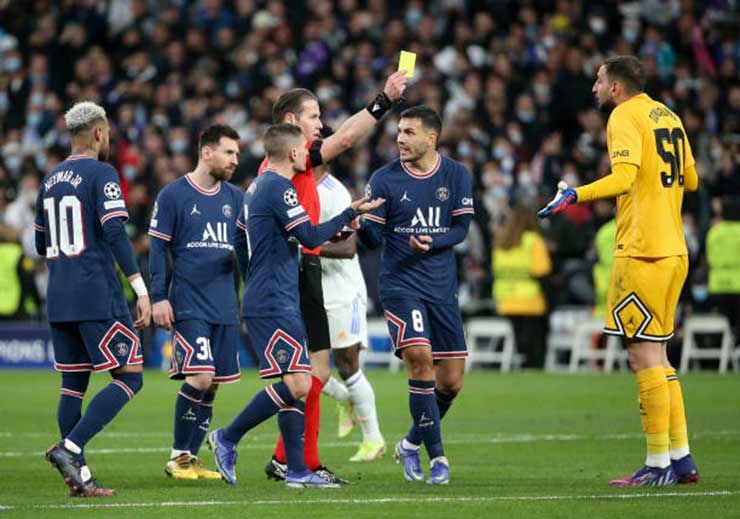 Neymar và Donnarumma trách móc lẫn nhau sau khi cùng Paris Saint-Germain thua ngược trước Real Madrid lượt về vòng 16 đội Champions League. Ảnh: Getty