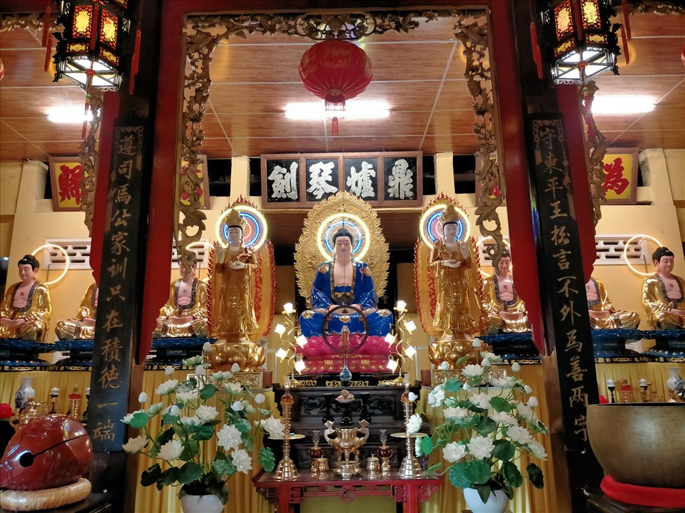 Chánh điện gian giữa là Diệu Trì Bửu Điện giữ nét thờ cúng người Hoa, hai bên là hai dãy Đông Lang và Tây Lang. Mỗi ngày, chùa cúng kiếng theo tứ thời (4 khóa: tí, ngọ, mão, dậu). Ngoài ra còn các khóa xen giữa của người chuyên tu.