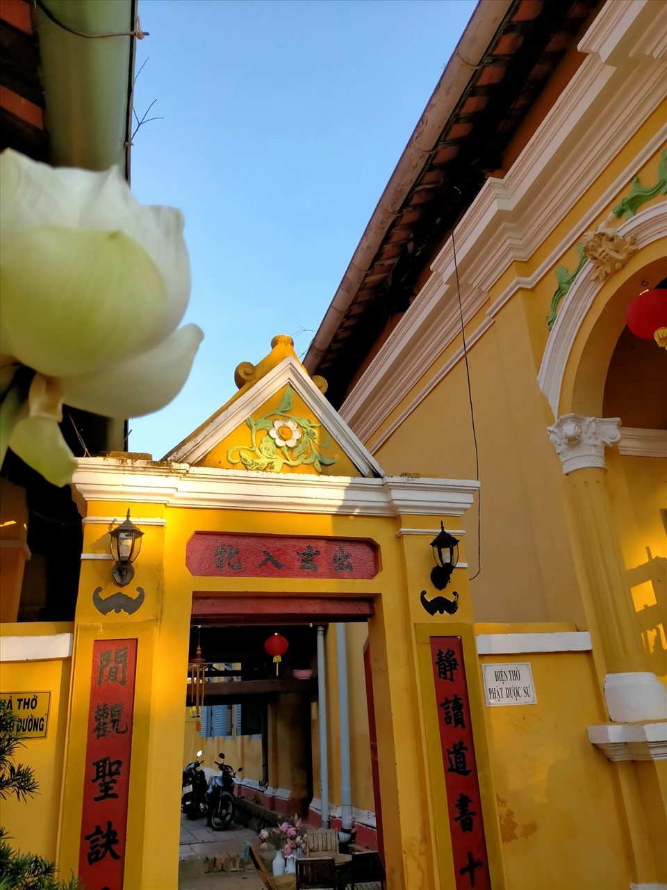 Lối đi phía sau chánh điện có hai câu đối chữ Hán nhưng lại được gắn đôi đèn điện đậm nét phương Tây.  Chùa mang màu vàng đậm, đặc trưng của Phật giáo phương Đông nhưng điểm tích hoa văn thì sử dụng kiến trúc châu Âu.