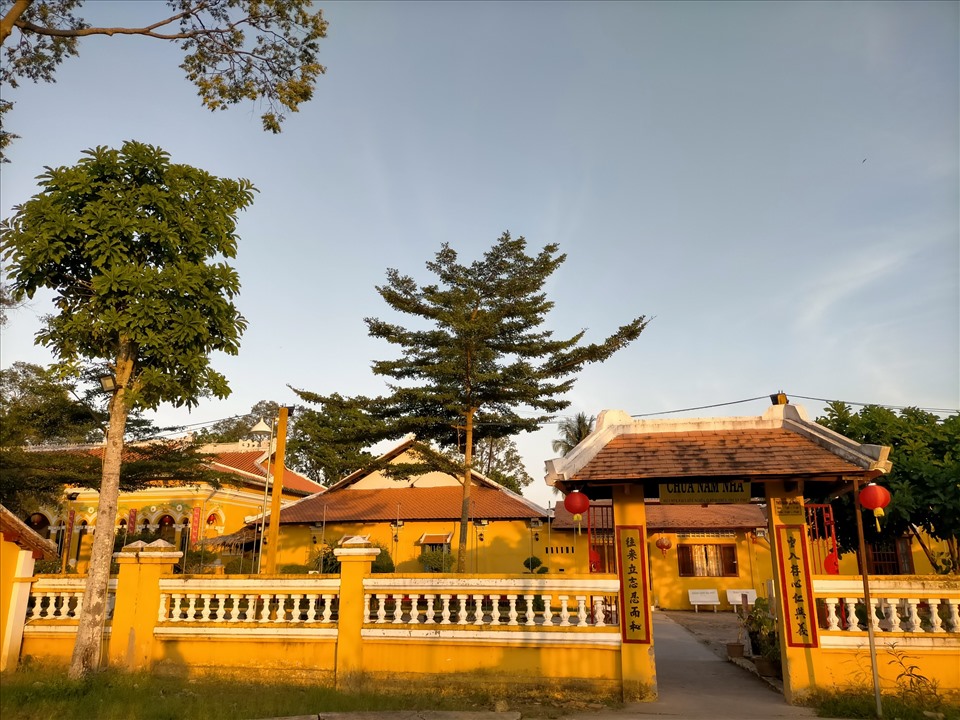 Bao quanh chùa là một khu vườn lớn trải dài ra sông Bình Thủy. Trên thực tế, chùa được hình thành từ năm 1865 chỉ bằng gian nhà mái lá. Mãi đến năm 1917, chùa Nam Nhã mới được xây dựng với kiến trúc Á - Âu kết hợp “ngây ngất” như ngày nay.