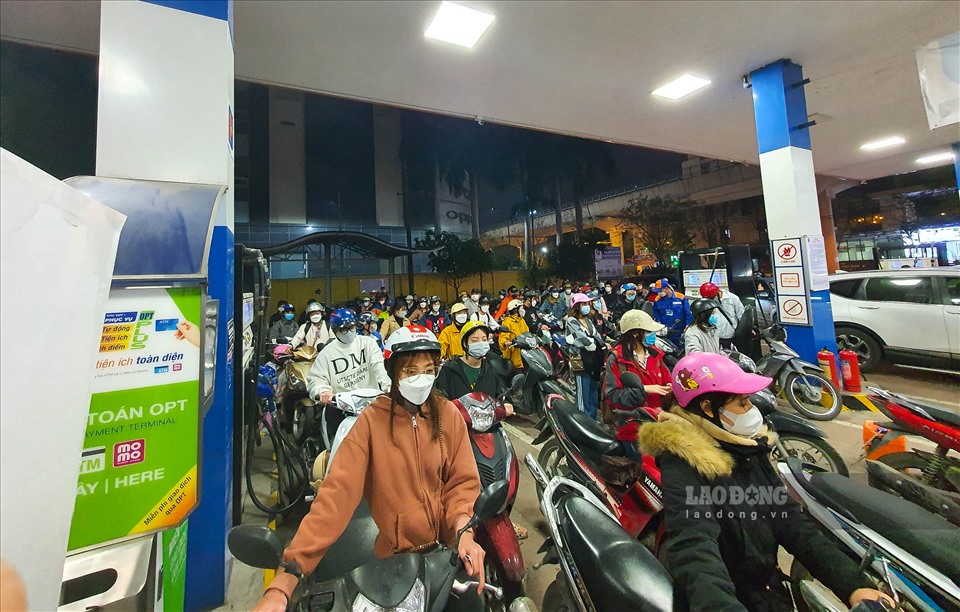 Tối 11.3, hàng trăm người xếp hàng tại các cây xăng ở Hà Nội để chờ đợi đổ xăng.