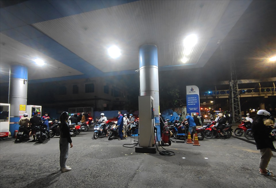 Sau khi có thông tin về việc giá xăng sẽ tăng vào ngày mai (11.3), nhiều cây xăng trên địa bàn TP.Đà Nẵng “chật kín” người.