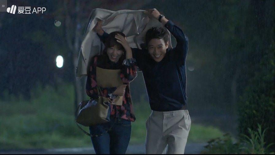 Những cảnh chạy dưới mưa giống hệt nhau ở các phim Hàn. Ảnh: CMH