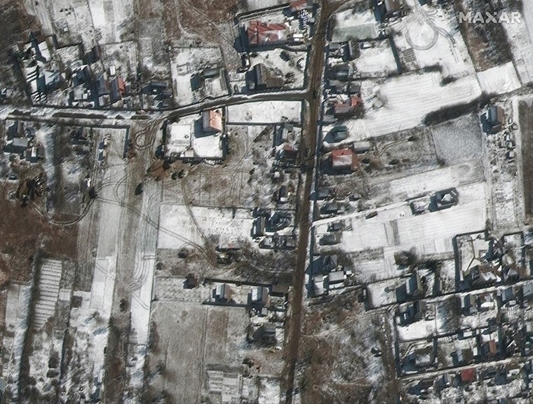 Đoàn xe quân sự Nga trên đường trong khu dân cư ở thị trấn Ozera, Ukraina - cách thủ đô Kiev 17km về phía tây bắc, ngày 10.3.2022. Ảnh: Maxar