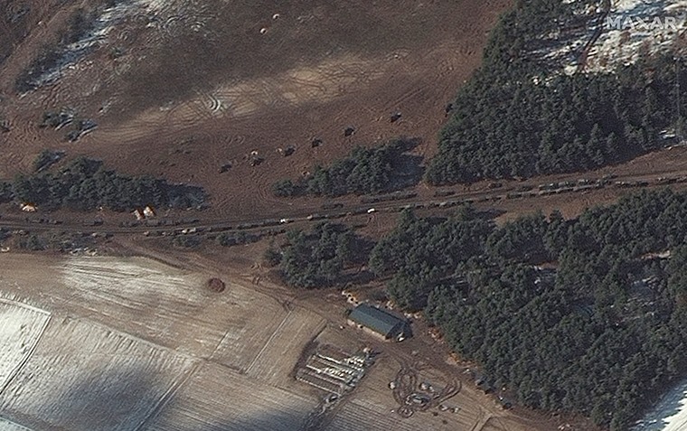 Ở Berestyanka -  cách phía tây căn cứ không quân 16km - một số xe tải chở nhiên liệu và bệ phóng tên lửa được nhìn thấy ở một cánh đồng gần những lùm cây. Ảnh: Maxar