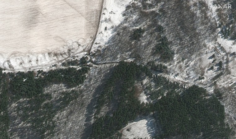 Theo Maxar, các hình ảnh vệ tinh cho thấy một xe trong đoàn đã được tái bố trí vào các khu rừng và các khu vực có cây cối gần Lubyanka, Ukraina. Ảnh: Maxar