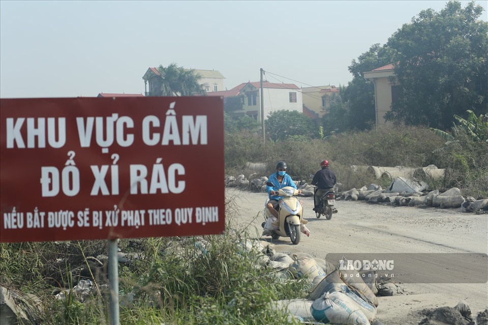 Khu vực đường tỉnh lộ 271 chạy qua địa bàn xã Văn Môn cũng bị đổ trộm sỉ thải tràn lan. Ảnh: PV.