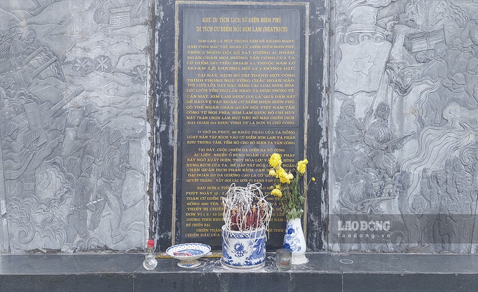 Phía chân đồi được đặt 1 tấm bia tưởng niệm với nội dung giới thiệu khác đầy đủ về di tích và diễn biến trong trận mở màn Chiến dịch Điện Biên Phủ cách đây 68 năm trước vào ngày 13.3.1954.