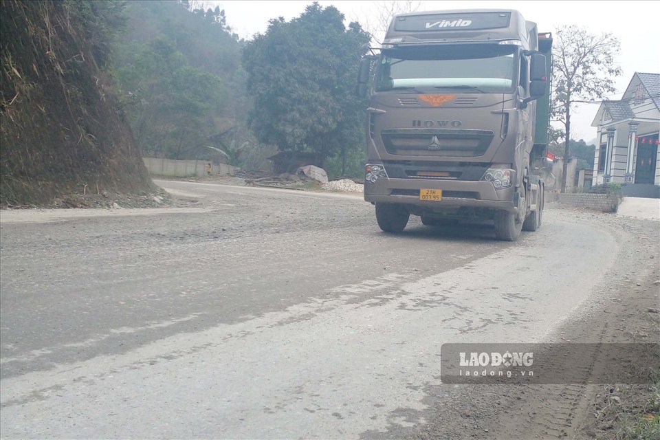 Khu vực km42 đã nát bét, các xe di chuyển khó khăn.