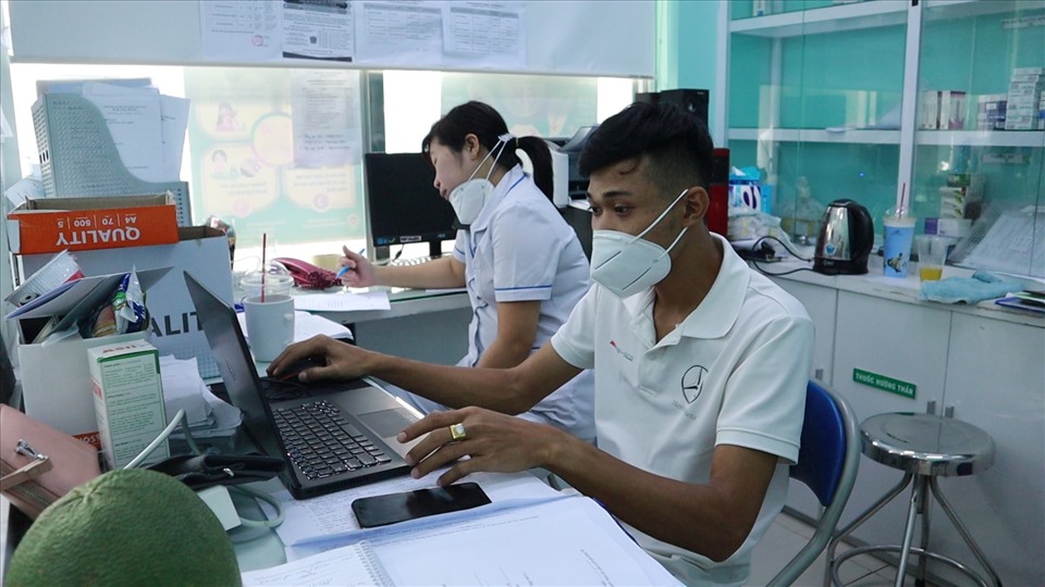 Trạm Y tế phường 22, quận Bình Thạnh đang làm thủ tục cho F0. Ảnh: Nguyễn Ly