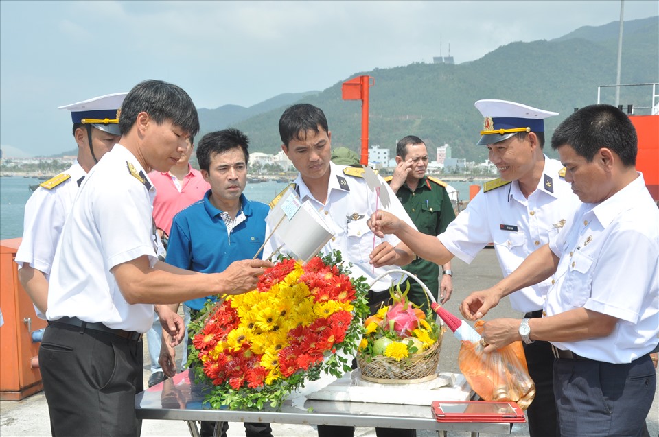 Hoạt động thả hoa đăng để tưởng nhớ đồng đội của các cựu binh Gạc Ma được tổ chức thường xuyên tại Đà Nẵng. Ảnh: TH