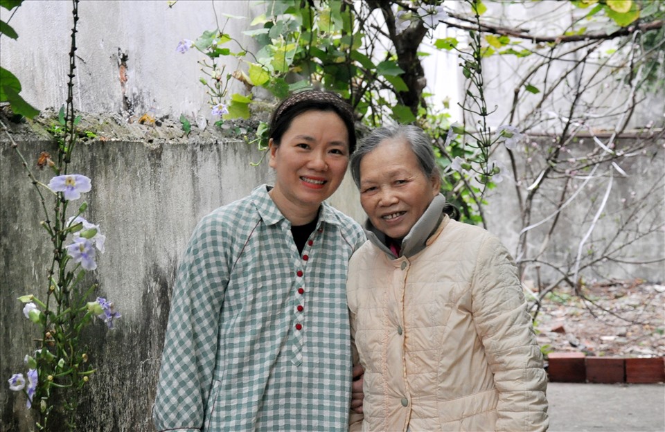 Tác giả (trái) thăm nhà thơ Đoàn Thị Tảo tại Đồ Sơn, chiều 4.2.2022. Ảnh: Đinh Thường
