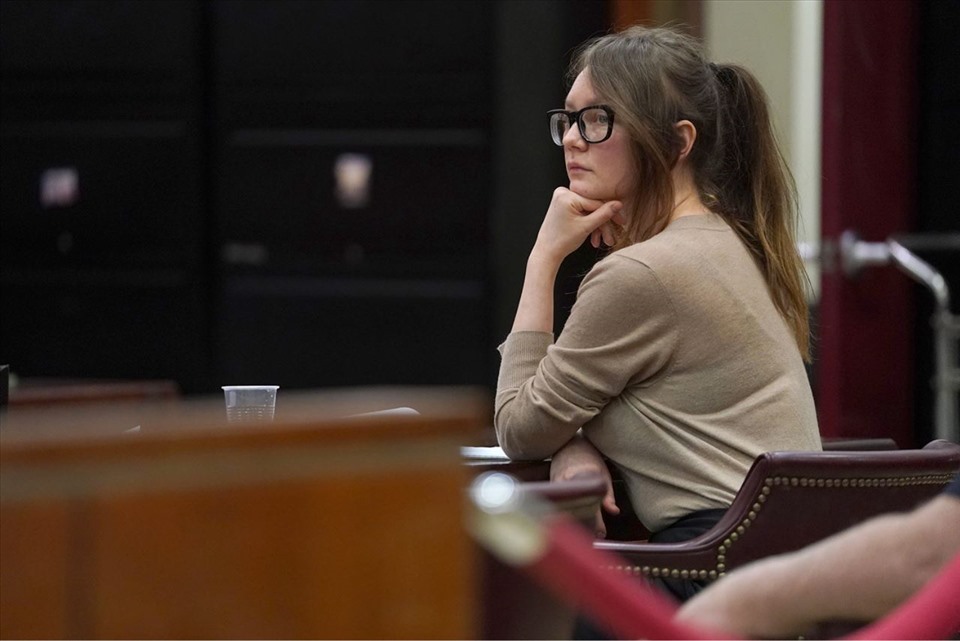 Anna Delvey đời thực tại phiên tòa xét xử ở Mỹ. Ảnh: AFP